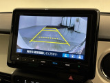 リバースギアに入れるだけで後方の表示へ切り替わります。夜間や雨の日の駐車も楽になりますよ。