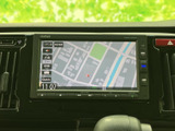 見やすい地図画面で、目的地までスムーズに案内してくれます。渋滞情報なども表示され、快適なドライブをサポートします。安全運転に役立ちます。