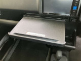 パソコンや荷物を置けるトレイ付き車両です。