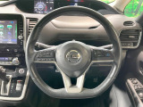 インテリアに合わせたデザインのステアリングは、運転される方のことも考え、運転しやすい形状、大きさです。是非一度、実際に触ってお確かめください。