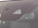 【スマートブレーキサポート】走行中に前方の車両等を認識し、衝突しそうな時は警報とブレーキで衝突回避と被害軽減をアシスト。より安全にドライブをお楽しみいただけます。