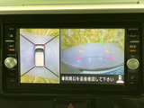 バックカメラの映像が鮮明に表示され、狭い場所での駐車も安心です。周囲の状況を的確に把握し、安全な運転をサポートします。