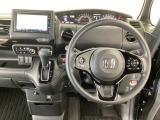 【ハンドル】運転にかかわる様々な操作を安全に行えるように視点移動が少なく操作性に配慮されたスイッチ類が凝縮されたコックピットです。