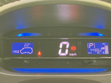 視認性の高いメーター類は、運転に必要な情報を的確に伝えます。夜間でも見やすく、安全運転をサポートします。落ち着いたデザインも魅力です。