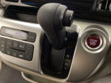 CVT車のセレクトレバーです。低速から高速まで、変速ショックのないスムーズな走りを実現するとともに、エンジン効率のよい領域を維持することで燃費にも貢献します。