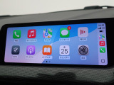 【アップルカープレイ】iPhoneがBMW車両とワイヤレスで接続されます。Apple CarPlayでは、オーディオストリーミングやメッセージングアプリがディスプレイに表示されます。