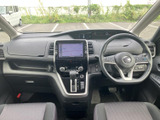 運転席からの視界は良好。操作しやすい配置で、快適なドライブをサポートします。座り心地も抜群です。