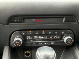 【エアコン/シートヒーター】オート式エアコンは操作性もバッチリ!運転席助手席にはシートヒーターが、座面と背もたれをすばやく温め、寒い時期にも快適な運転環境を提供します。