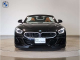 【BMWの伝統-1】BMWの特徴的な&ldquo;キドニーグリル&rdquo;は、80年以上続く伝統の形でございます。変わらないこだわりのデザインが、プレミアムブランド&ldquo;BMW&rdquo;を創り出します。