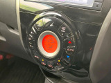 【オートエアコン】一度お好みの温度に設定すれば、車内の温度を検知し風量や温度を自動で調整。暑い&hellip;寒い&hellip;と何度もスイッチ操作をする必要はありません。快適な車内空間には必須の機能ですね♪