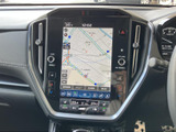見やすい地図表示で、目的地までスムーズに案内。渋滞情報もリアルタイムで確認でき、効率的なルート選択をサポートします。