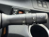 操作しやすい位置に配置されたウインカーレバーで、スムーズな車線変更をサポート。安全確認を促し、事故のリスクを軽減します。