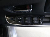 運転席には、ドアミラーの開閉および角度調整、集中ドアロック機能、さらには全ウィンドーの開閉操作を可能にするスイッチが一つに集約。運転中でもスムーズかつ効率的に操作でき、安全性と快適性に役立っています。