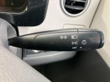 操作しやすい位置に配置されたウインカーレバー。直感的な操作で、安全な車線変更をサポートします。視認性も確保されています。