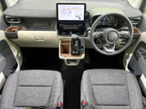 運転席からの視界は広く、運転操作もスムーズに行えます。落ち着いた色調のインテリアが、快適なドライブを演出します。