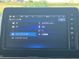 お好みの音楽を様々なソースから楽しめます。CDやラジオに加え、スマートフォンとの連携も可能で、ドライブ中のエンターテイメント性を高めます。