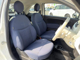 運転席からの視界は広く、運転操作もスムーズに行えます。シートの質感も良く、快適なドライブをサポートします。