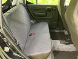 広々とした後部座席は、同乗者もゆったりとくつろげます。家族や友人とのお出かけに最適です。