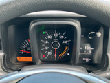 視認性の高いメーターで、運転に必要な情報をクリアに表示。速度や回転数に加え、燃費情報も確認でき、エコドライブにも貢献します。落ち着いたデザインが、運転に集中できます。