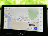 高精細な画面で、快適なドライブをサポート。スムーズな操作性で、目的地設定や情報検索も簡単に行えます。先進のカーナビゲーションで、どこへでも安心の旅を。