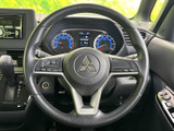 握りやすいステアリングは、運転操作をスムーズに。快適なドライビングポジションを実現し、長距離運転でも疲れにくい設計です。