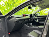 運転席からの視界は良好で、運転操作もスムーズに行えます。快適なドライビングをサポートする空間です。