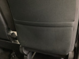 【シートバックポケット】すぐ手に取りたいアイテムをスマートにしまっておけます。限られた空間を有効に活用でき、長距離のドライブでも車内を清潔感のある落ち着いた状態に保ってくれる実用的な機能です。