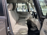 ドライバーシートは座り心地が良く、長距離運転でも疲れにくい設計です。快適な運転空間を提供します。