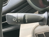 操作感の良いウインカーレバーで、安全な車線変更をサポートします。スムーズな操作で、周囲への意思表示も確実に行えます。運転の信頼性を高めます。