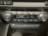温度の設定のみで快適な風量やモードなどを自動調整してくれるフルオートエアコンを装備!