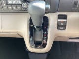 CVT車のセレクトレバーです。低速から高速まで、変速ショックのないスムーズな走りと、エンジン効率のよい領域を維持して燃費にも貢献します。サイドブレーキはスイッチ操作の電子制御パーキングブレーキです。