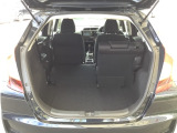 後席は分割可倒式で、用途に合わせてアレンジ可能。荷物の量や乗車人数に応じて柔軟に使える便利なシートです。
