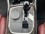【シフトノブ】BMWの高性能オートマチックは、ATセレクトレバーを左側に倒すことで、通常の「D」から「S」(スポーツ)または「M」(マニュアル)へと切り替えが可能です