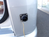 外部電源に接続するための端子は車外にあります。ケーブルもしっかりとついています。