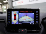 パノラミックビューモニター付きです。車両を上から見たような映像をディスプレイオーディオ画面に表示。運転席からの目視だけでは見にくい、車両周辺の状況をリアルタイムでしっかり確認できます。