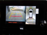 バックモニター付きで慣れない駐車場や車庫入れをサポートします。