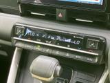 運転席から操作しやすいエアコン廻り。温度調整や風量調節も簡単に行えます。快適な車内環境を維持し、快適なドライブをサポートします。