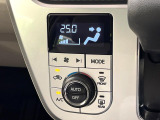 【オートエアコン】一度お好みの温度に設定すれば、車内の温度を検知し風量や温度を自動で調整。暑い&hellip;寒い&hellip;と何度もスイッチ操作をする必要はありません。快適な車内空間には必須の機能ですね♪