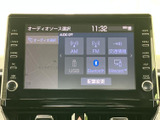 多彩なソースに対応し、快適なドライブを演出します。USBやBluetooth接続で、お気に入りの音楽を気軽に楽しめます。情報も一目で確認しやすいレイアウトです。
