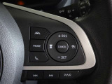 アダプティブクルーズコントロール機能付きです。走行中に先行車の様子を検知しながら、設定した車速の範囲内で先行車との距離のキープを支援します。詳細は販売店スタッフまでおたずねください。