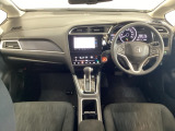 車内は光触媒抗菌消臭施工済です。インパネ周りはスタイリッシュなデザインです。グローブボックスやカップホルダーのほかにトレーなどたくさんの収納スペースが付いています。
