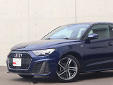 ●Audiが最初に採用したLEDポジショニングランプ。シャープなラインで昼間でも点けていたいと思うほど上品でオシャレです。夜間走行時はさらに目立ちます!