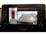 前後左右のカメラの映像を合成し、車を上から見たような視点のパノラミックビューモニター。後方の死角だけでなく左右や前方の障害物の発見もしやすくなります。