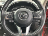 手に馴染むステアリングは、運転の楽しさを高めます。操作性にも優れ、快適なドライビングをサポートします。