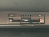 ETC車載器を搭載しているので、料金所でのスムーズな通過が可能です。高速道路の利用も快適になります。