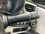 操作しやすい位置に配置されたウインカーレバーです。確かな操作感で、安全な車線変更をサポートします。直感的に操作できます。