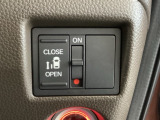 左側電動スライドドアは運転席からでも操作ができるように、ハンドル付近に開閉の操作スイッチが付いています。