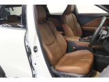 【運転席】ブラウン基調のインテリアにレザーシート(合皮※メーカー基準)。パワーシートでお好みの位置に調整可能です。シートヒーター・純正フロアマット付です。