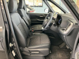 広々とした室内空間で、快適なドライブを楽しめます。運転席からの視界も良好で、安全運転をサポートします。上質な素材が使われています。