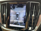 【360&deg;ビューカメラ】4台の高解像度カメラで360度の鳥瞰図を表示。隣の車や壁、死角にある障害物などを画面で確認できるため、狭いスペースでの駐車・出入りも安心です。